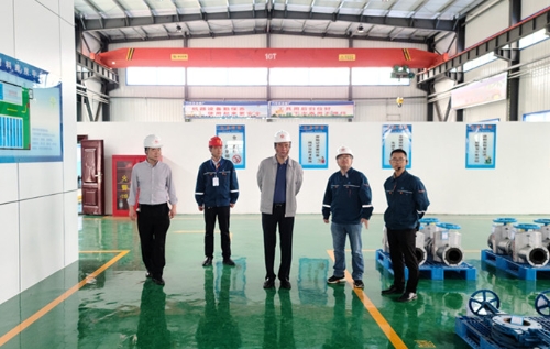 8月18日,公司执行董事,总经理曹军到洗选公司门克庆选煤厂检查指导