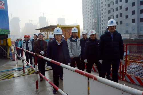 会上,张龙生听取了公司"百日安全"活动开展以来安全工作情况汇报,并